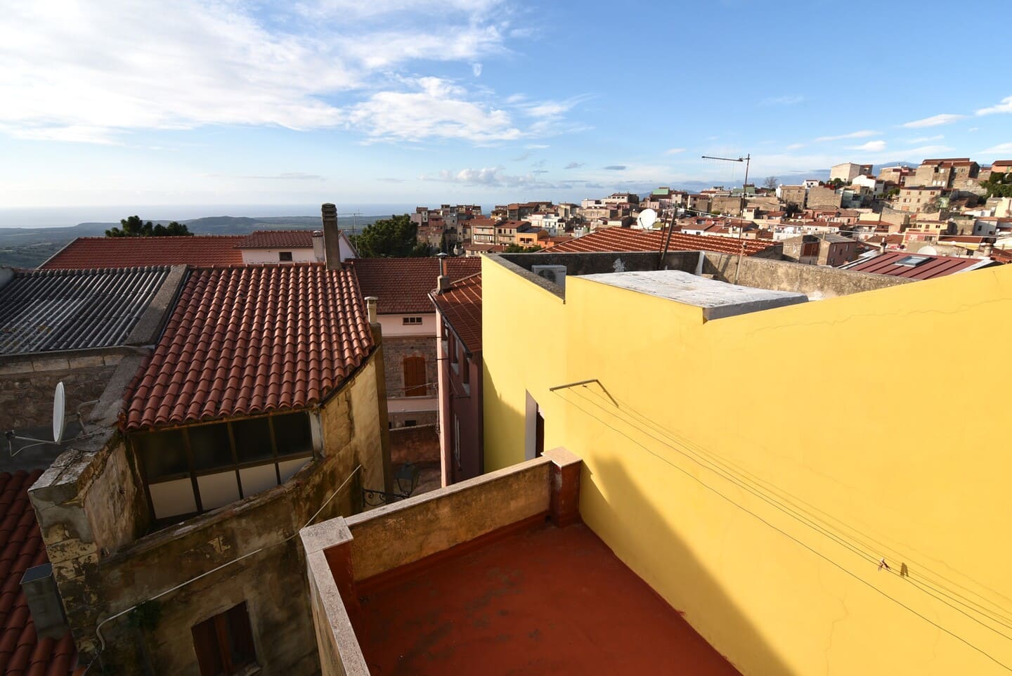 Casa indipendente con ampi spazi su più livelli con terrazza