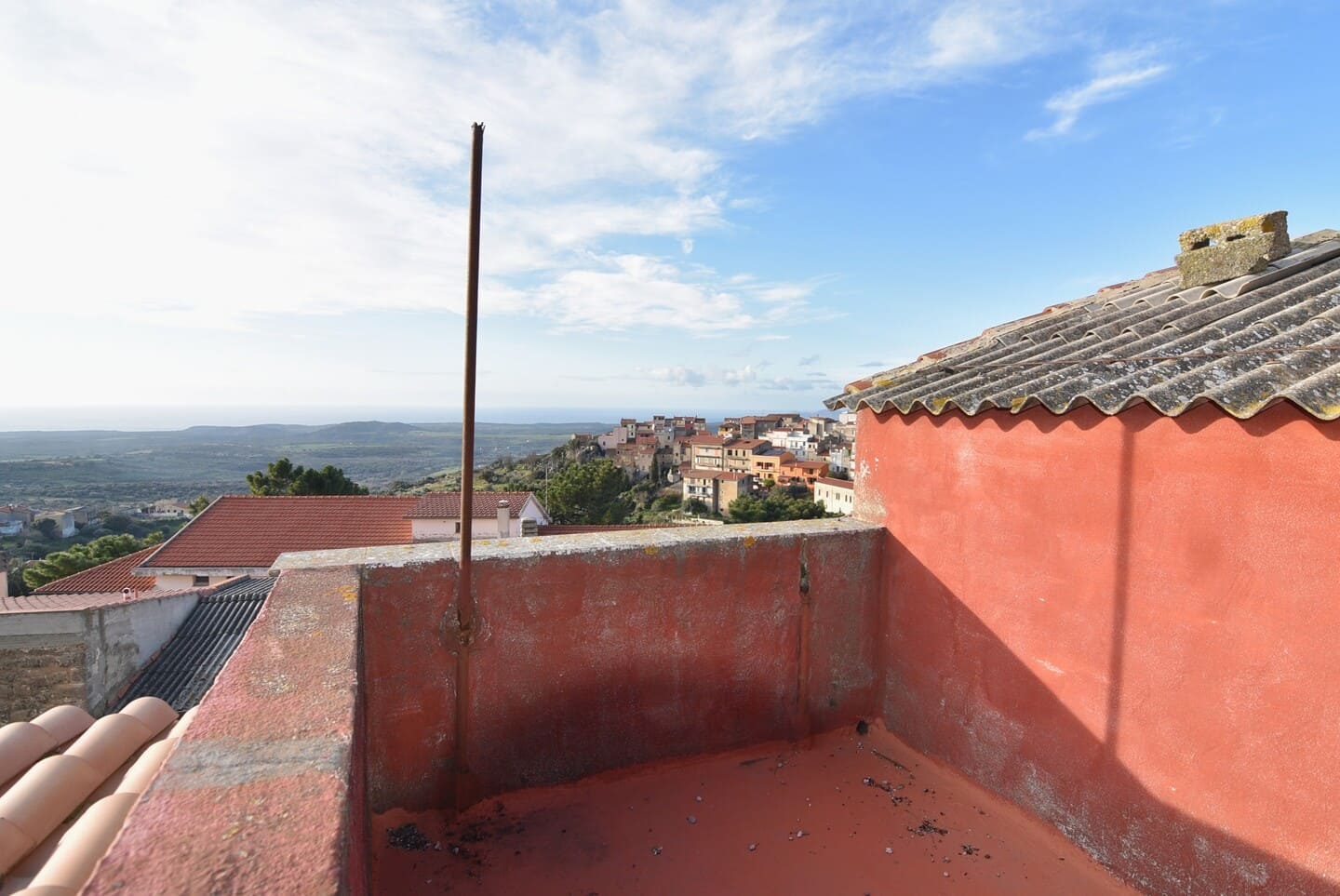 Casa indipendente con ampi spazi su più livelli con terrazza
