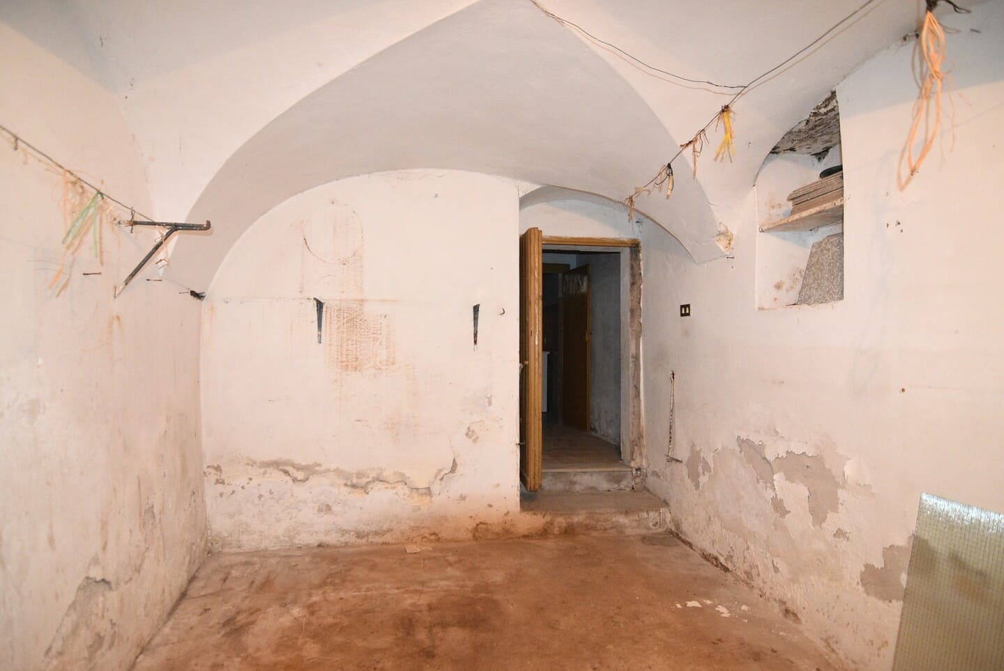 Casa indipendente con ampi spazi su più livelli con terrazza