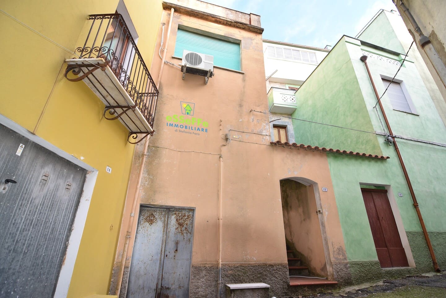 Casa indipendente con ampi spazi su più livelli con terrazza