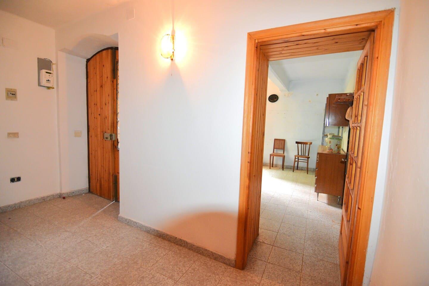 Casa indipendente con ampi spazi su più livelli con terrazza