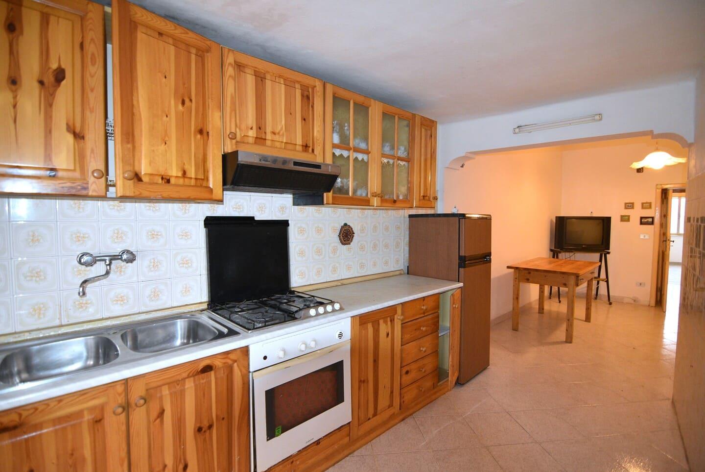 Casa indipendente con ampi spazi su più livelli con terrazza