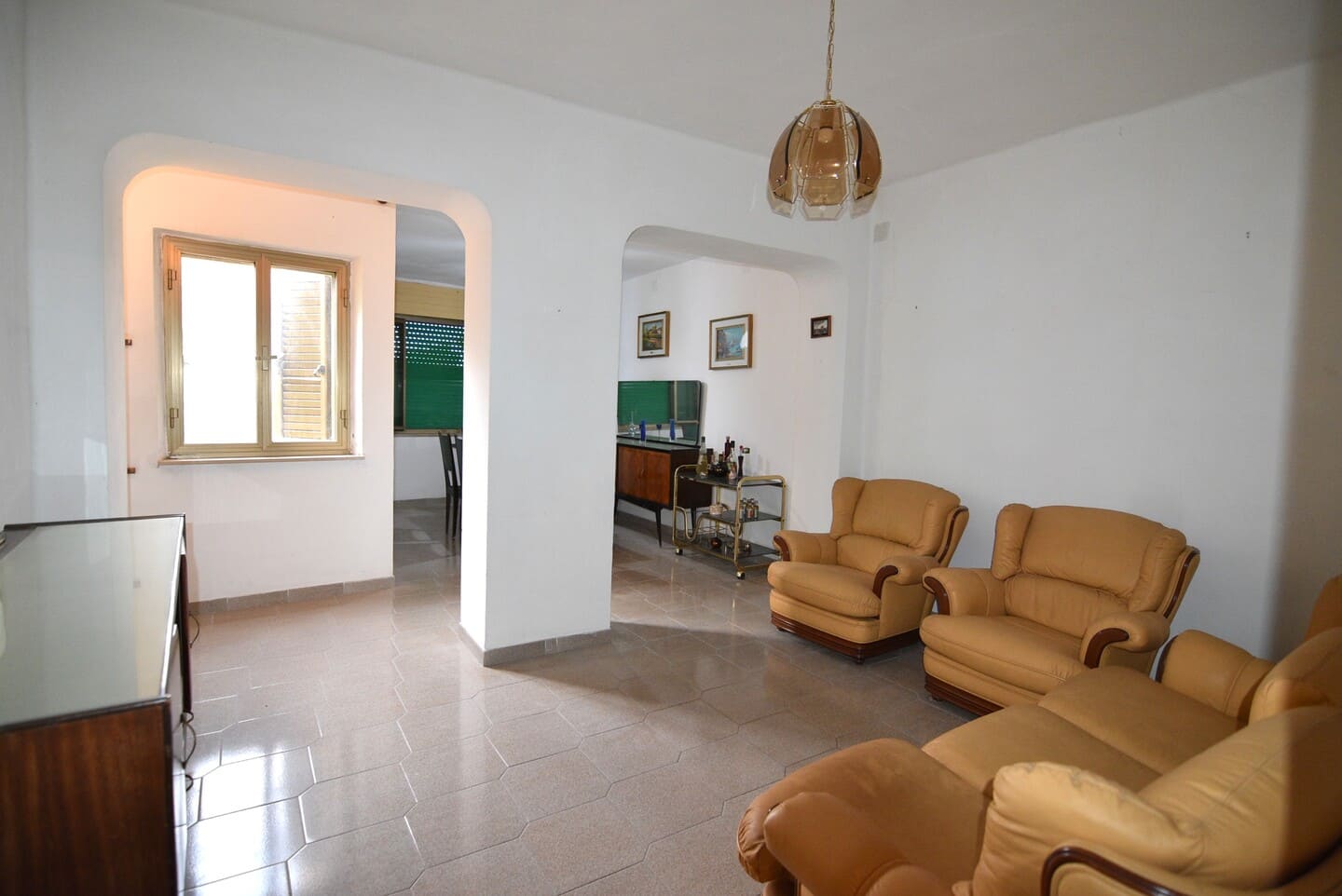 Casa indipendente con ampi spazi su più livelli con terrazza
