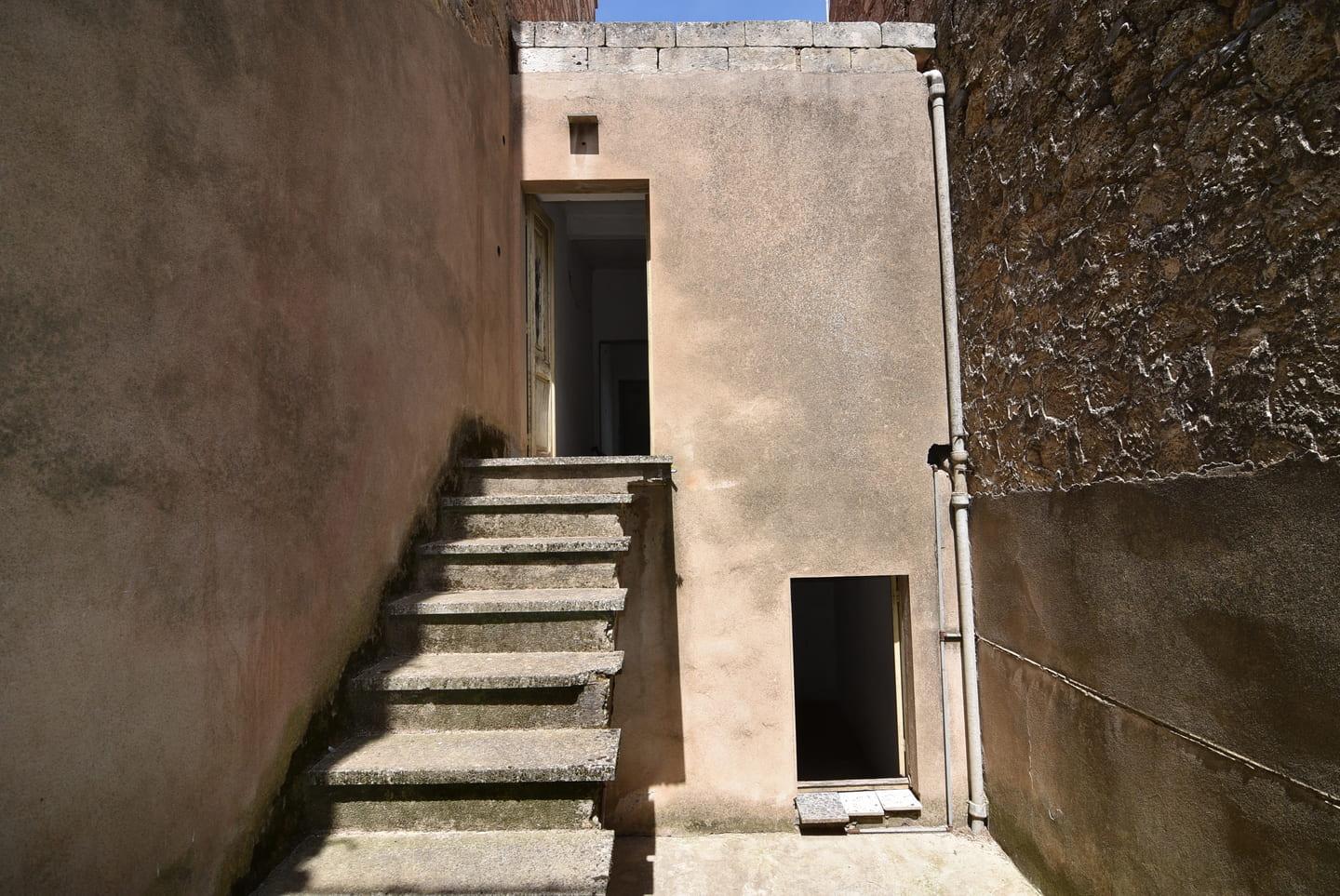 Abitazione in costruzione da ultimare con cortile