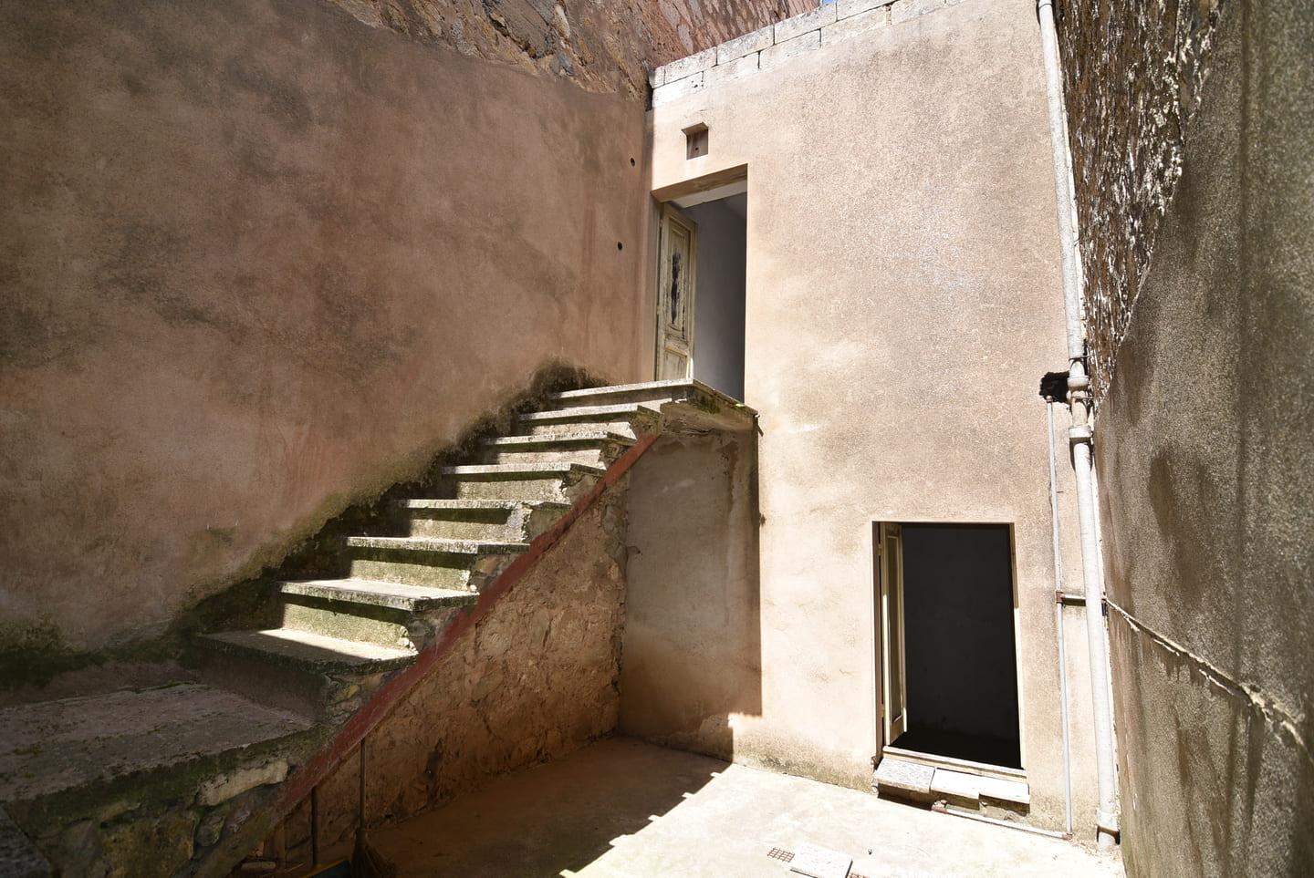Abitazione in costruzione da ultimare con cortile