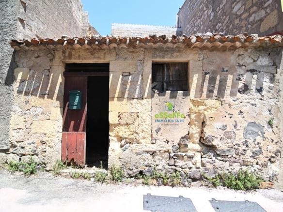 Immobile storico rustico di tre locali da ristrutturare