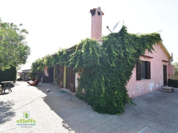 Villa con piscina circondata da giardino e ulivi