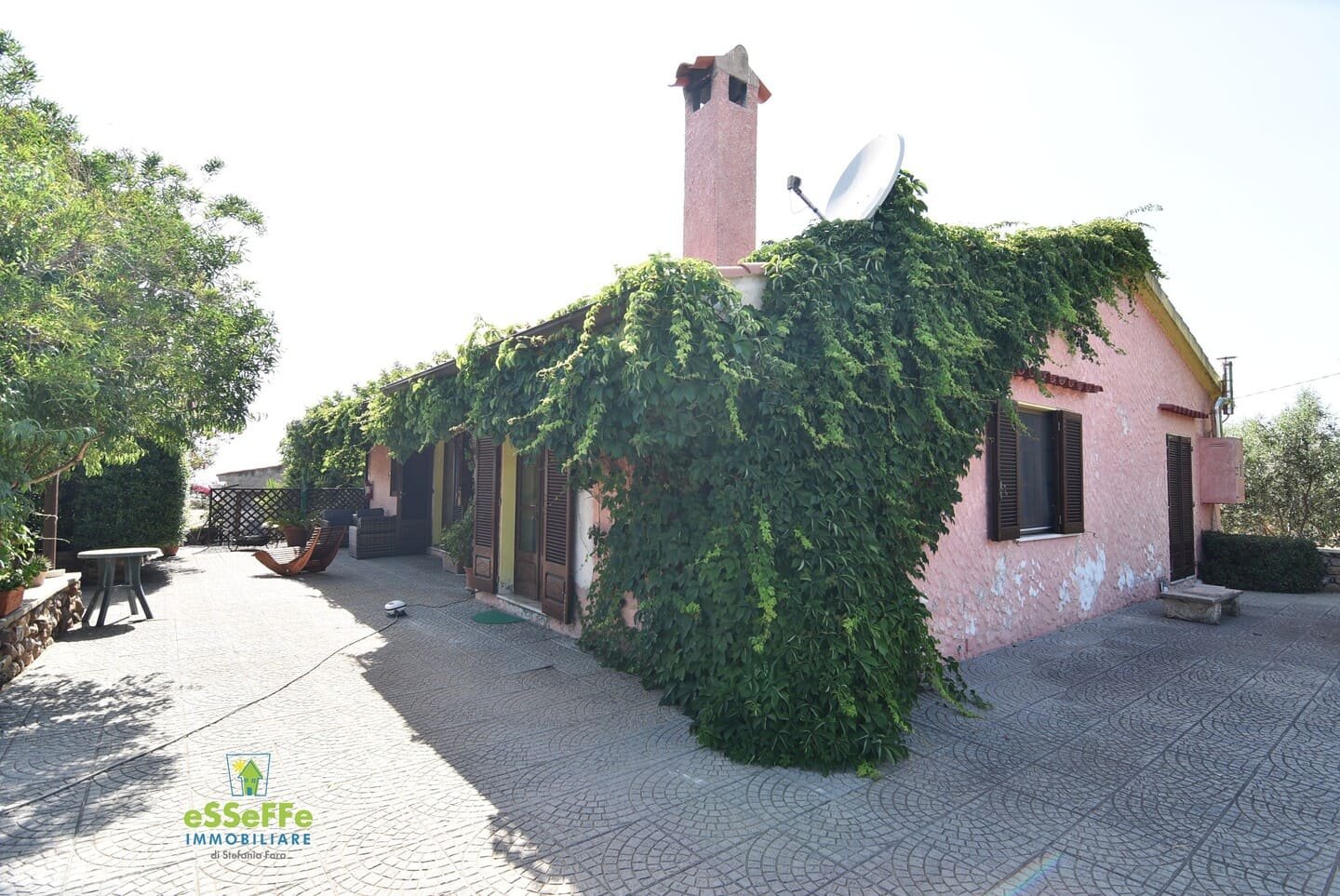 Villa con piscina circondata da giardino e ulivi