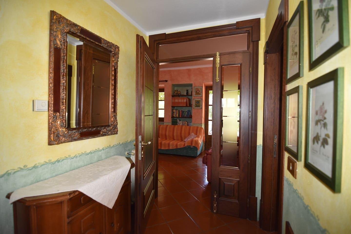 Villa con piscina circondata da giardino e ulivi