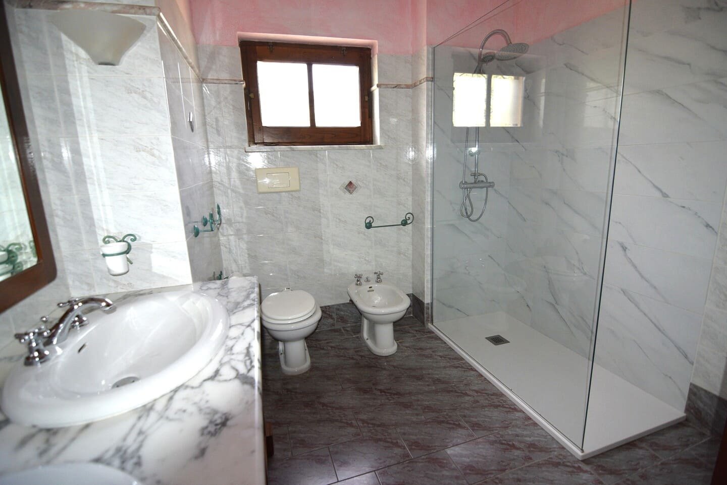 Villa con piscina circondata da giardino e ulivi