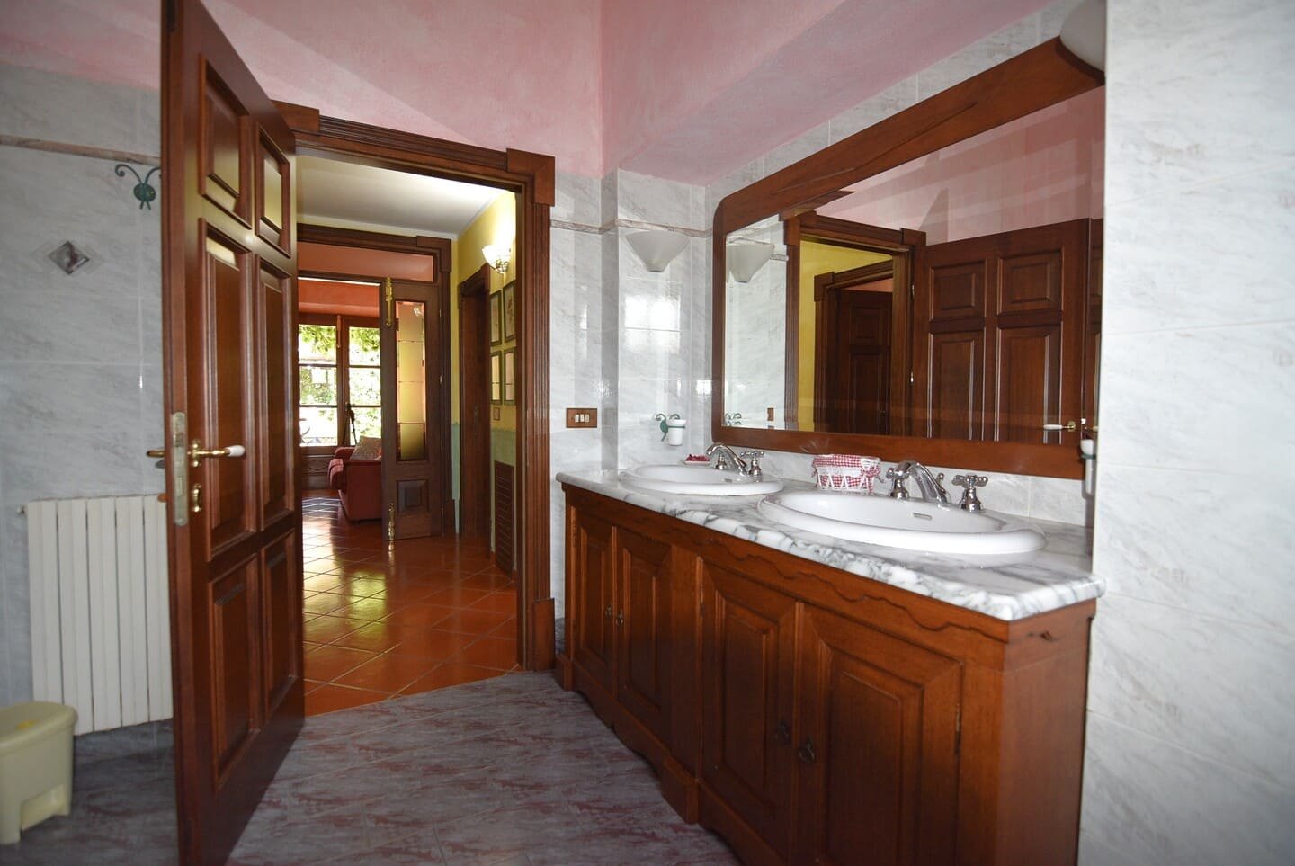 Villa con piscina circondata da giardino e ulivi