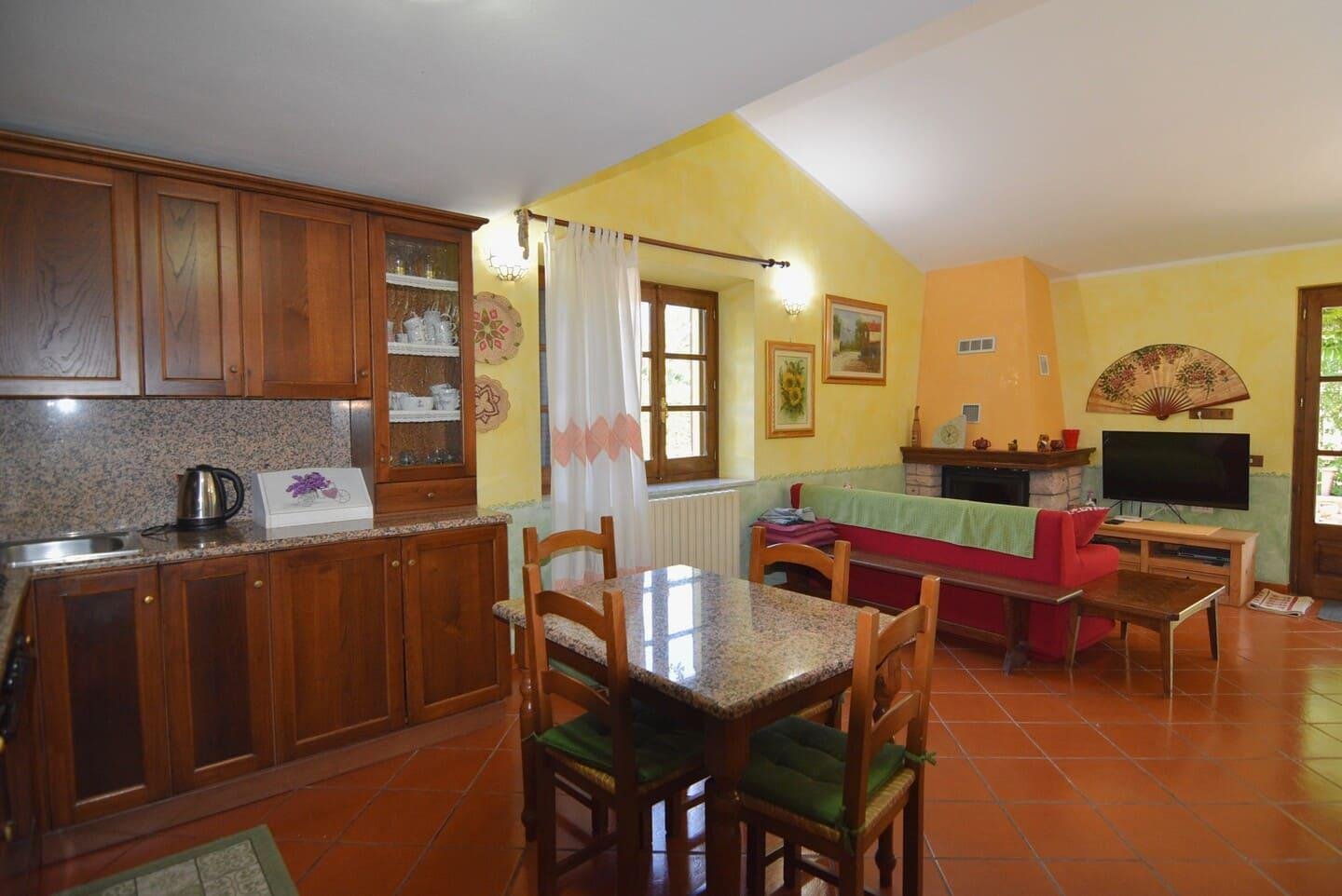Villa con piscina circondata da giardino e ulivi
