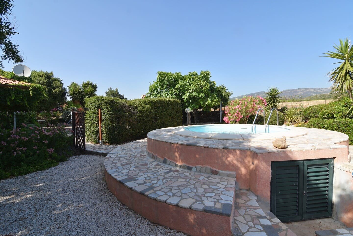 Villa con piscina circondata da giardino e ulivi
