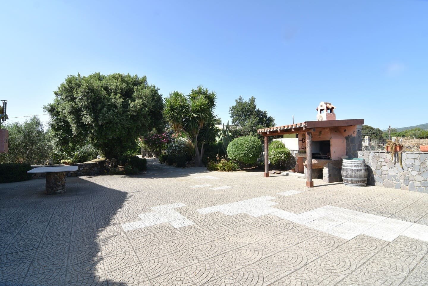 Villa con piscina circondata da giardino e ulivi