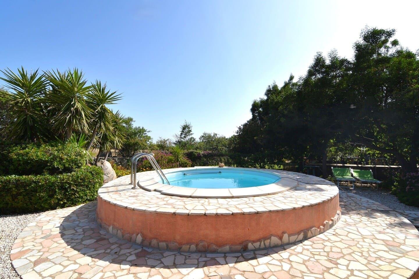 Villa con piscina circondata da giardino e ulivi