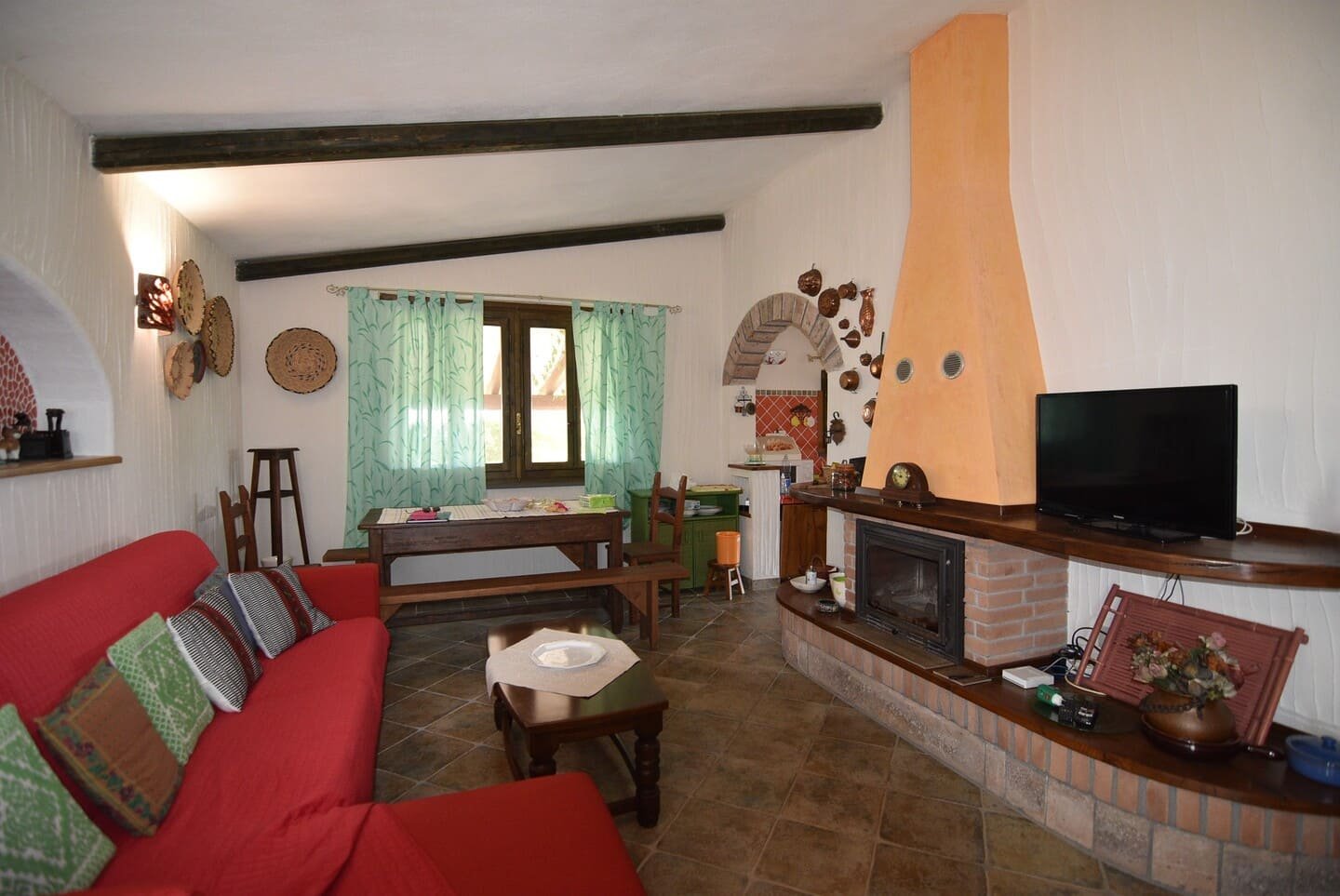 Villa con piscina circondata da giardino e ulivi