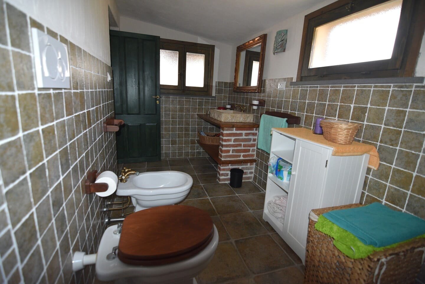 Villa con piscina circondata da giardino e ulivi