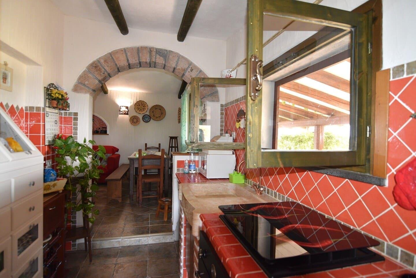 Villa con piscina circondata da giardino e ulivi