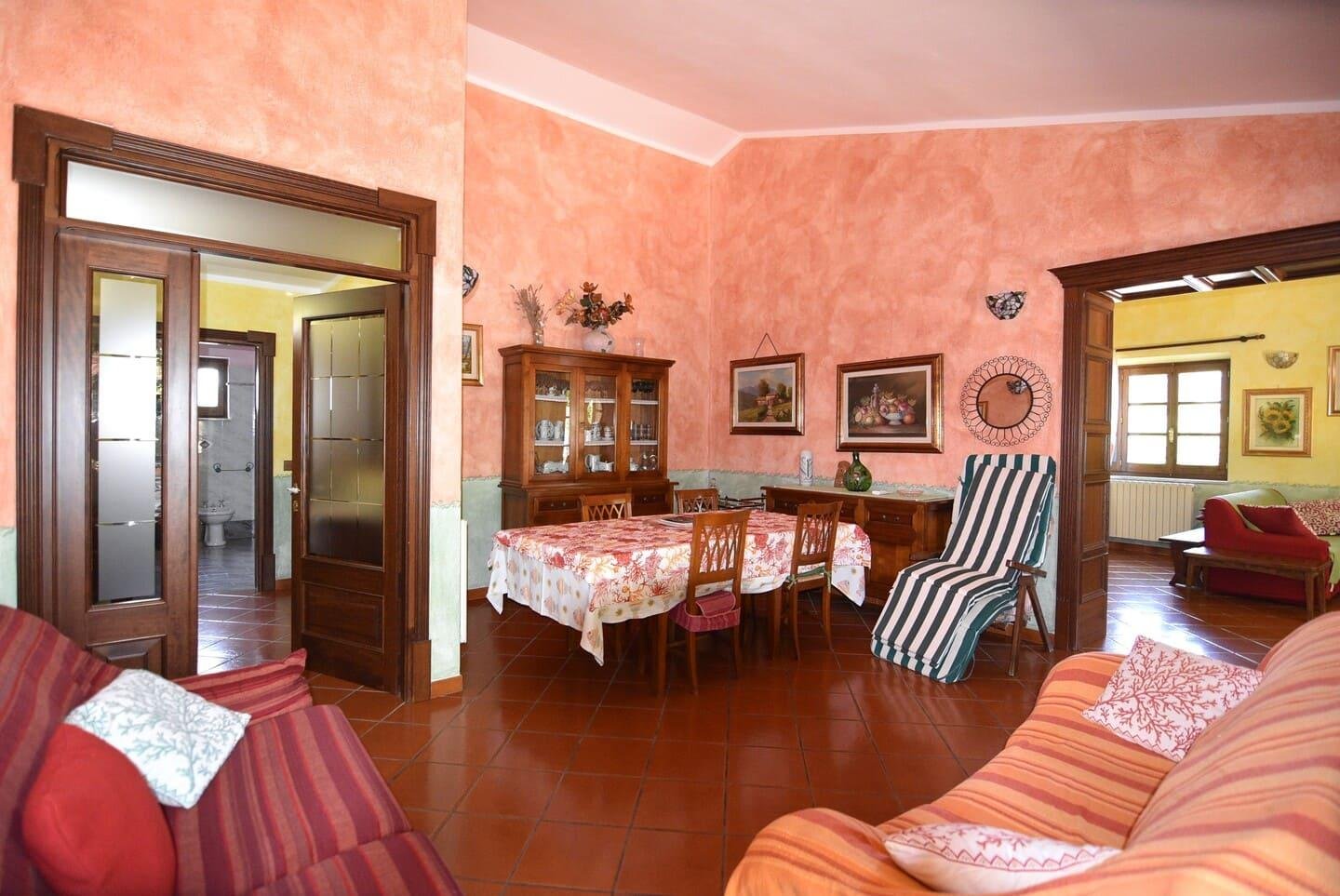 Villa con piscina circondata da giardino e ulivi