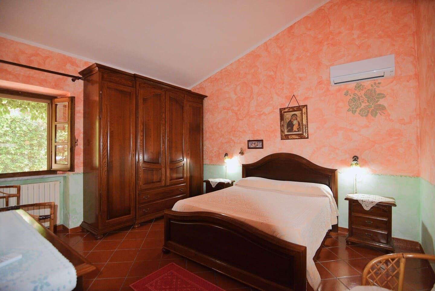 Villa con piscina circondata da giardino e ulivi