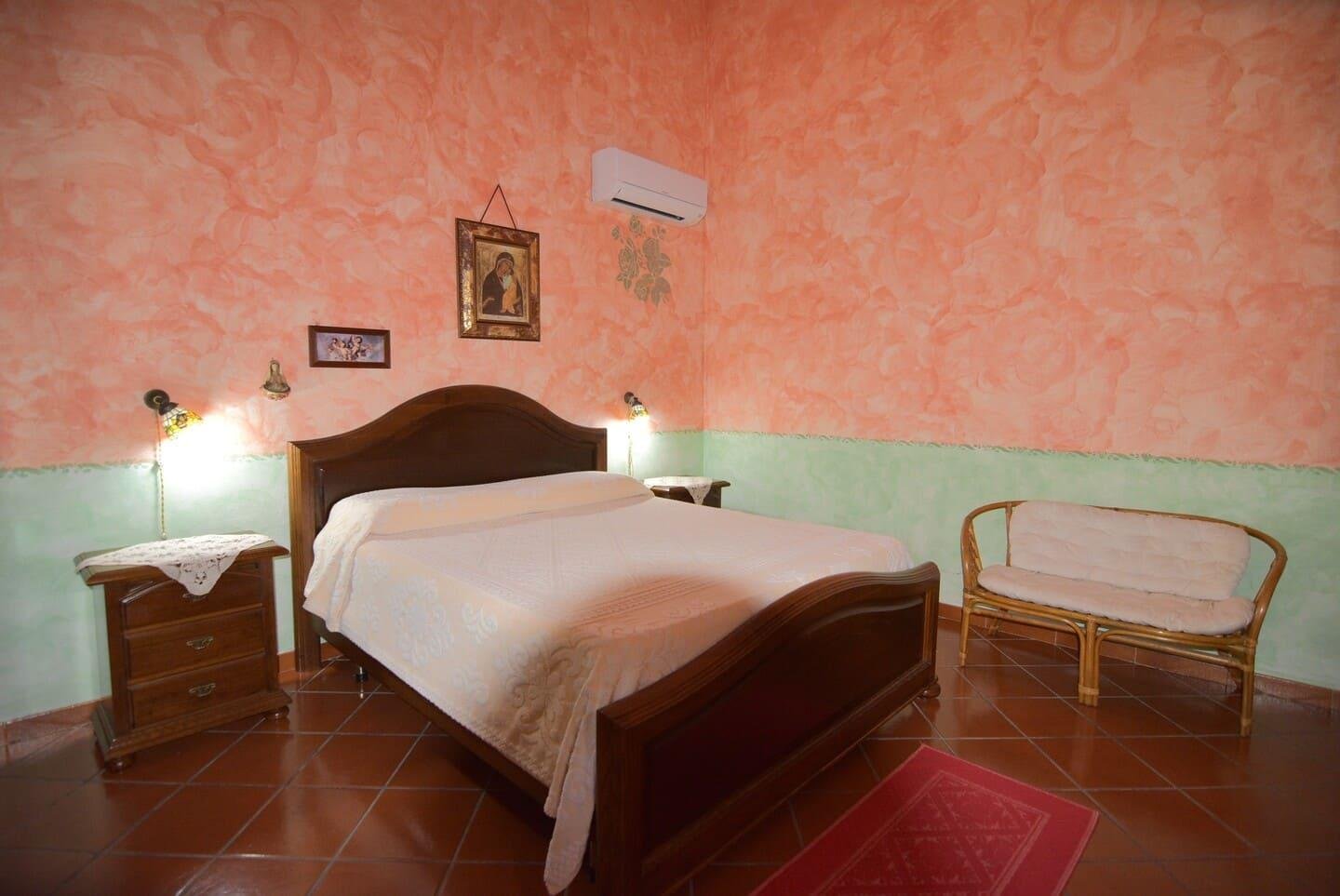 Villa con piscina circondata da giardino e ulivi