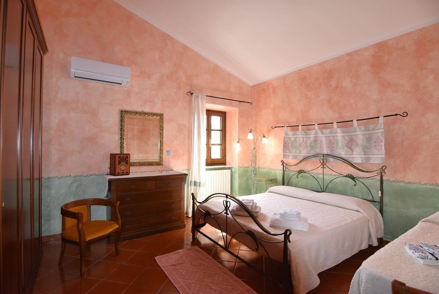 Villa con piscina circondata da giardino e ulivi
