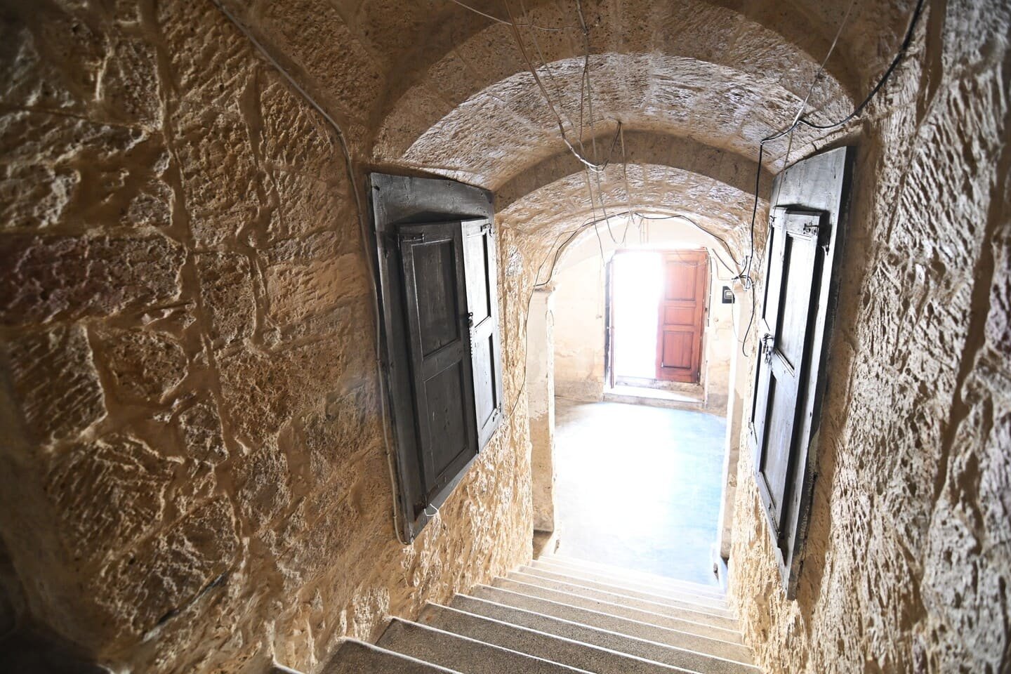 Luminoso quadrilocale d’epoca con camino e facciata ristrutturata