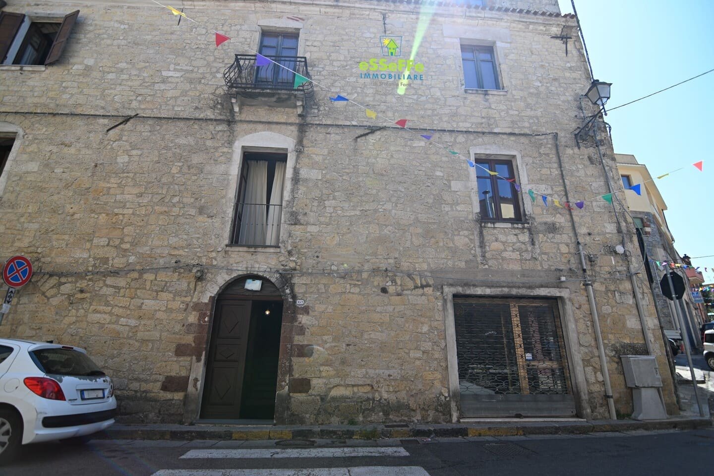 Luminoso quadrilocale d’epoca con camino e facciata ristrutturata