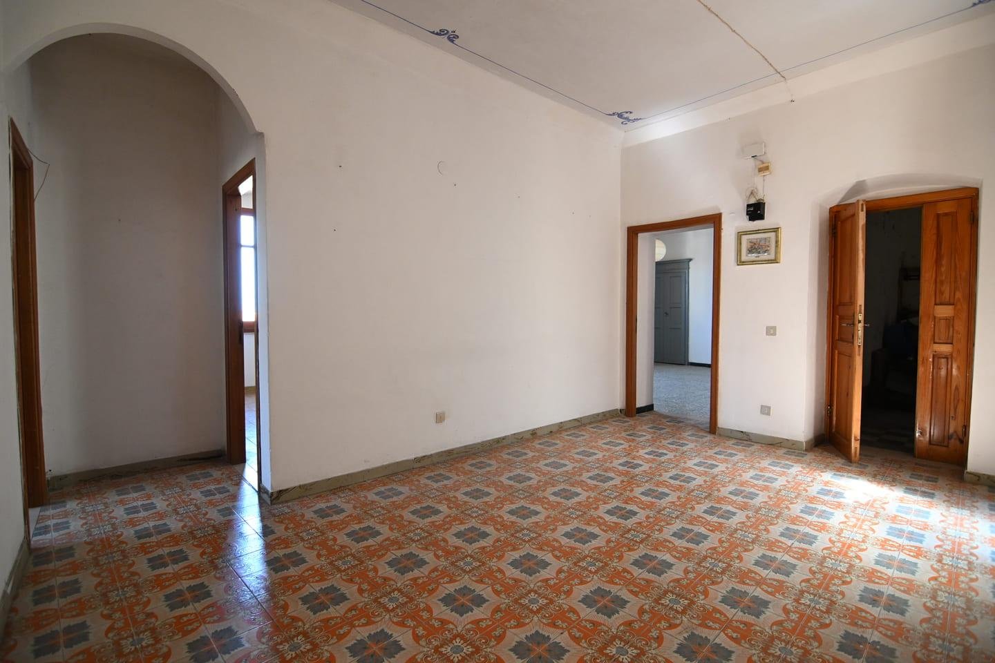 Luminoso quadrilocale d’epoca con camino e facciata ristrutturata