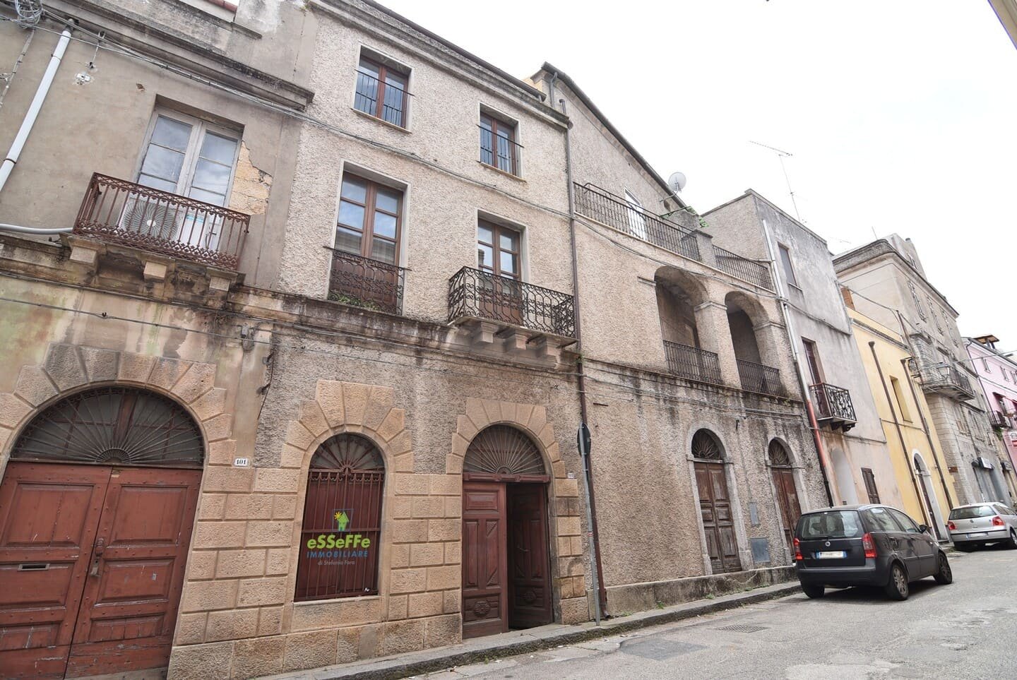 Casa storica di grandi dimensioni vicino al centro