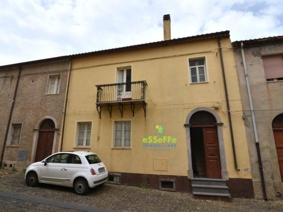 Casa storica di grandi dimensioni vicino al centro