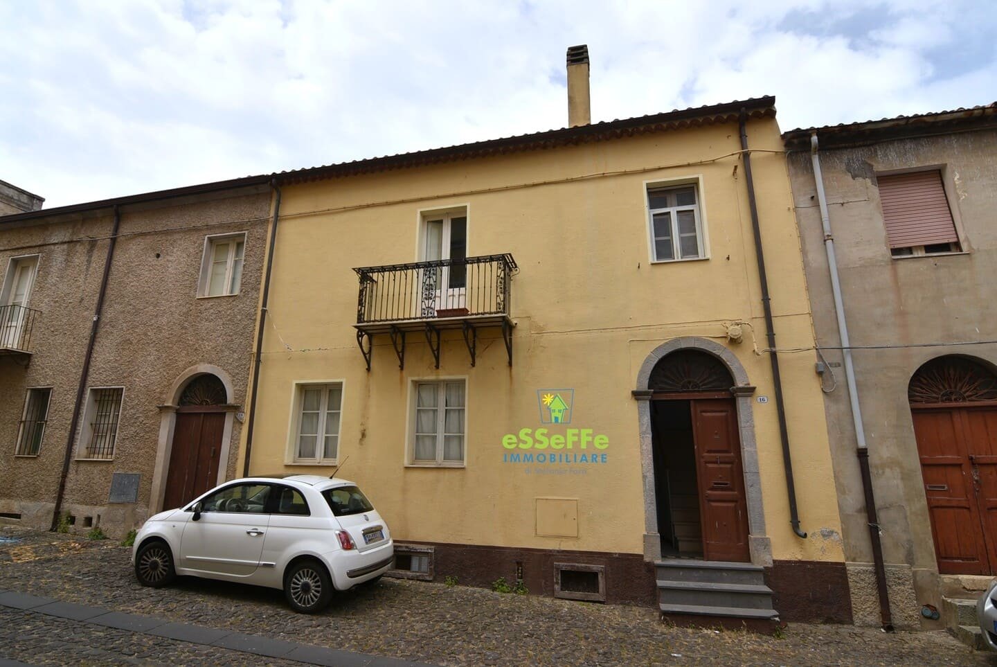 Casa storica di grandi dimensioni vicino al centro