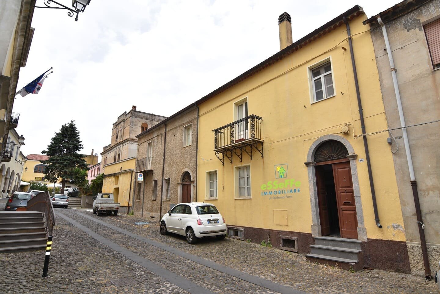 Casa storica di grandi dimensioni vicino al centro