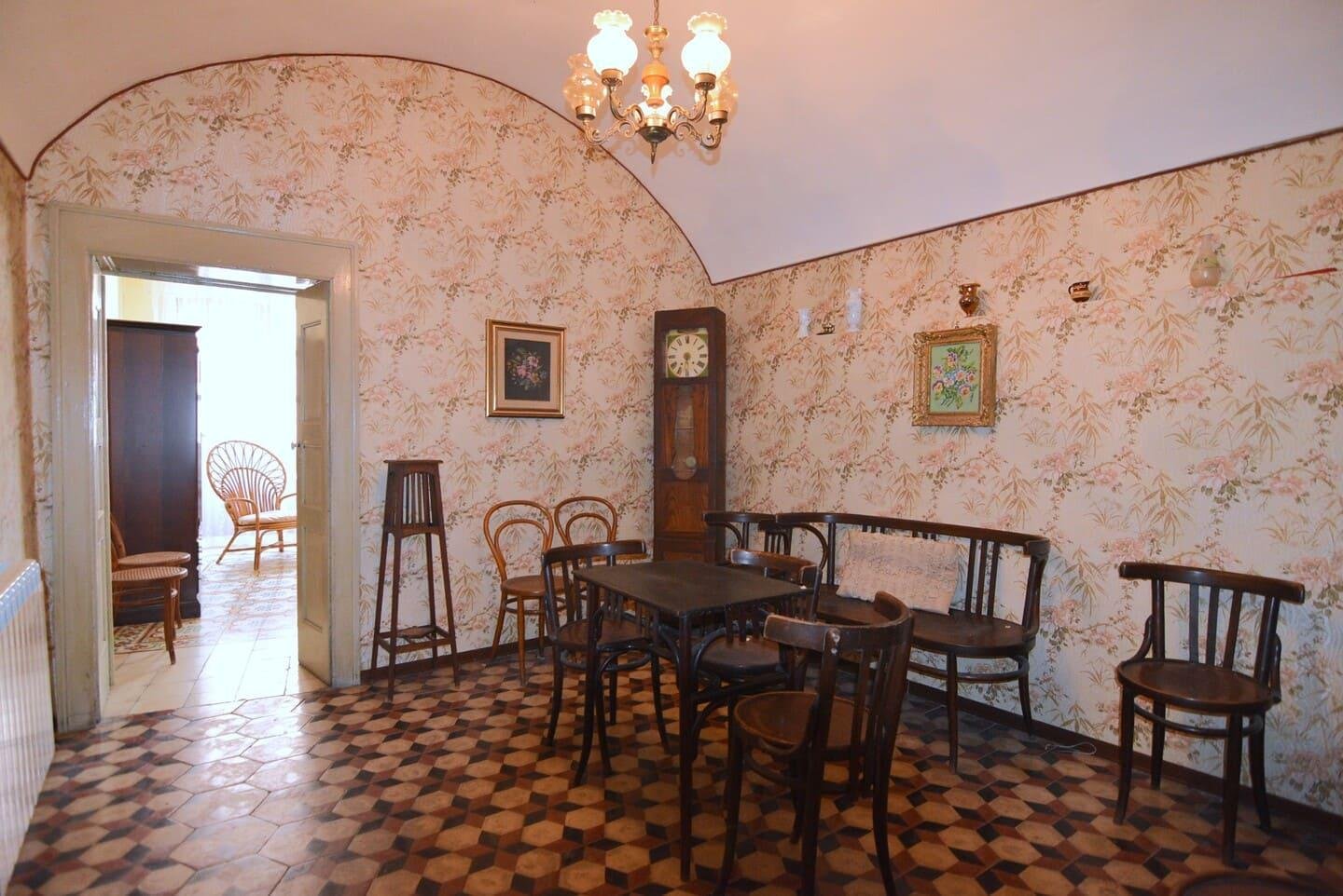 Casa storica di grandi dimensioni vicino al centro