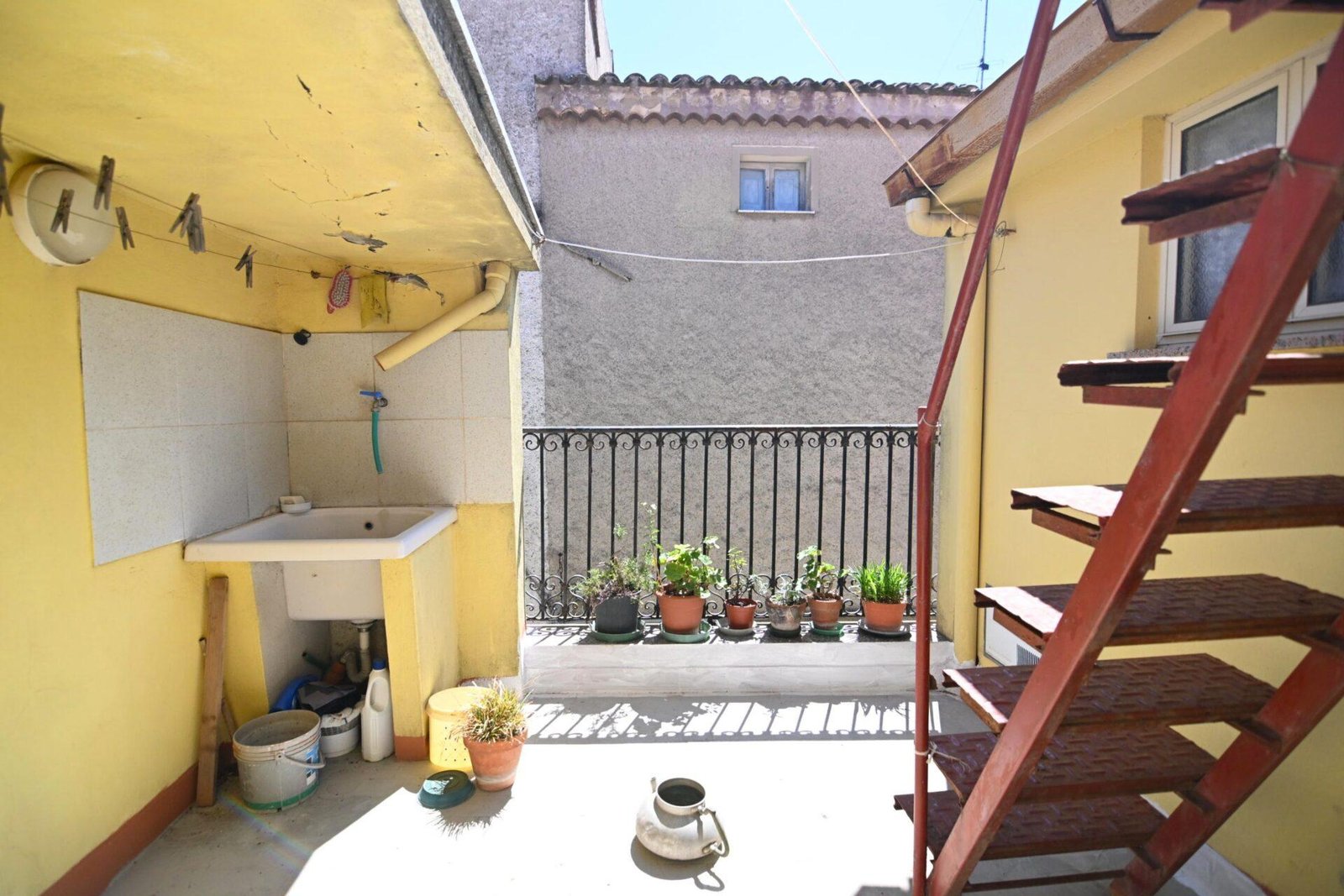 Casa spaziosa e luminosa su tre piani