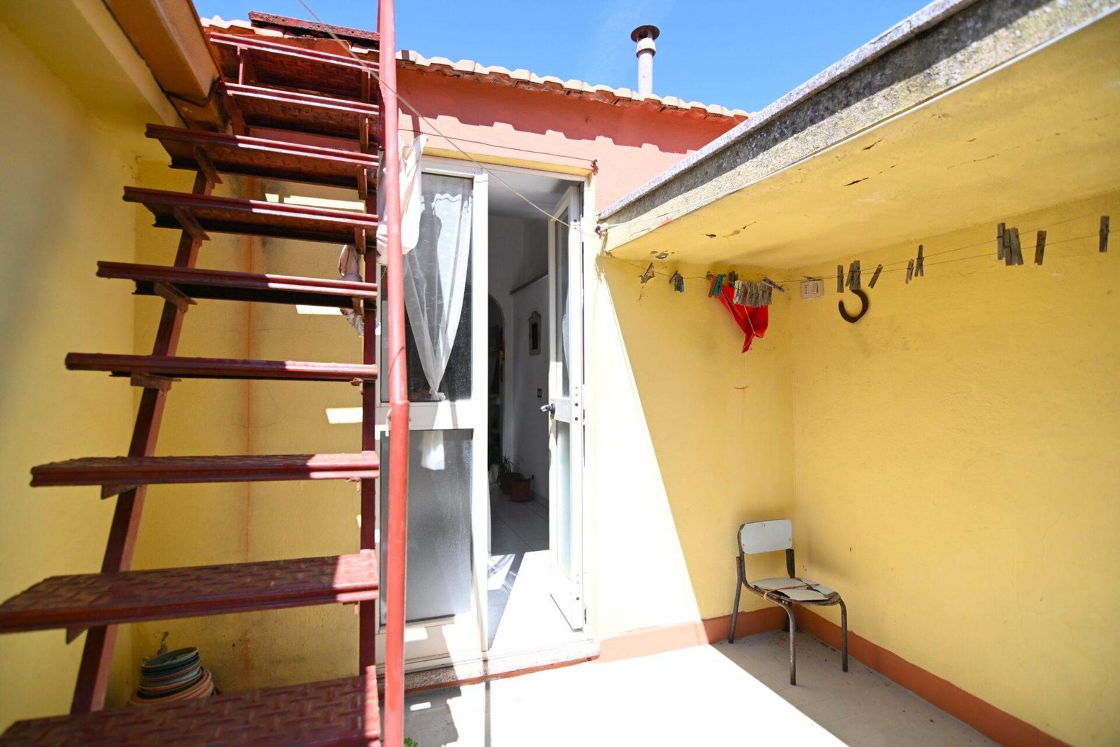 Casa spaziosa e luminosa su tre piani