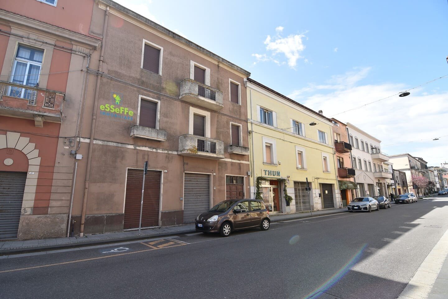 Palazzo in centro con appartamenti, locali commerciali e giardino