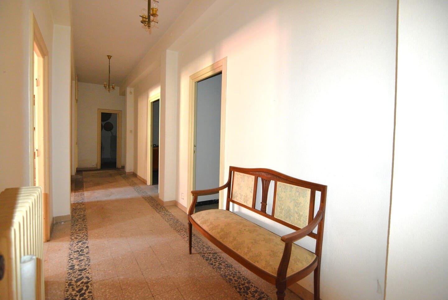 Palazzo in centro con appartamenti, locali commerciali e giardino
