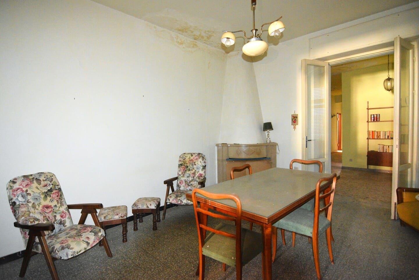 Palazzo in centro con appartamenti, locali commerciali e giardino
