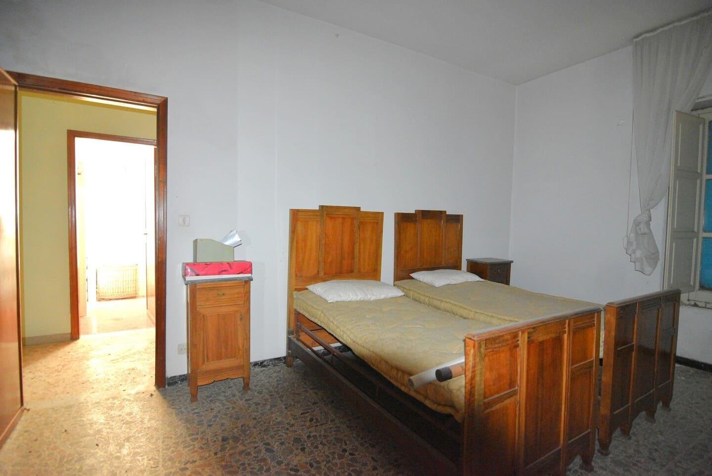 Palazzo in centro con appartamenti, locali commerciali e giardino