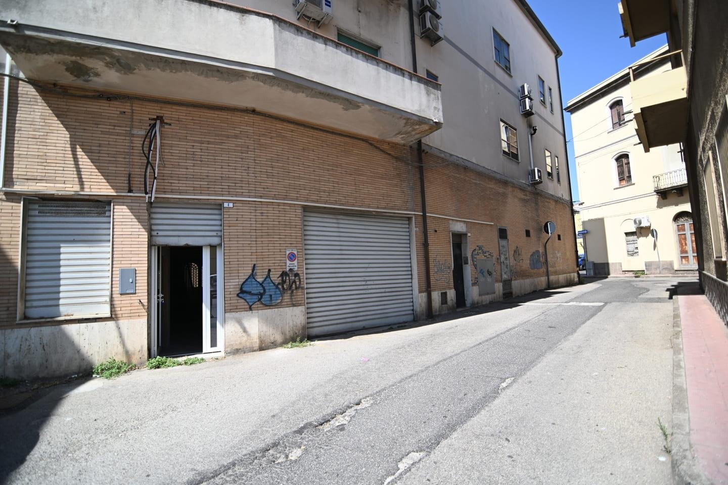 Locale commerciale soppalcato con vetrina sul corso di Macomer