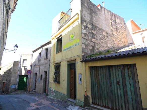 Casa spaziosa e luminosa su tre piani