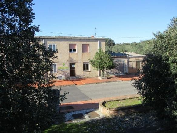 Casa indipendente su due livelli con 600 mq di giardino