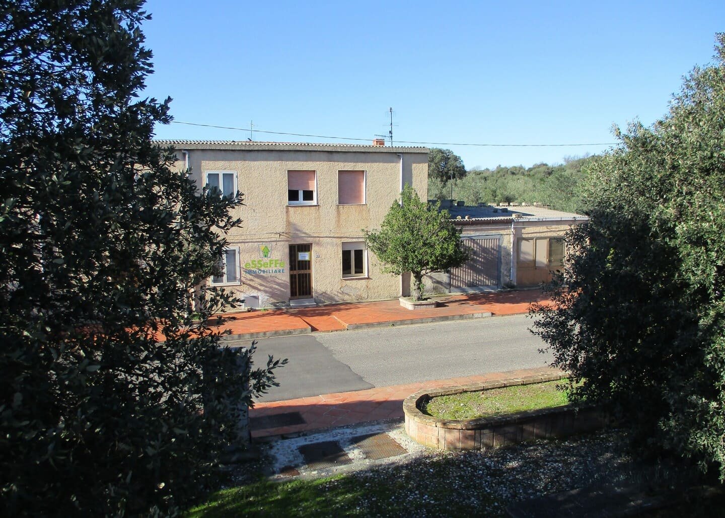 Casa indipendente su due livelli con 600 mq di giardino