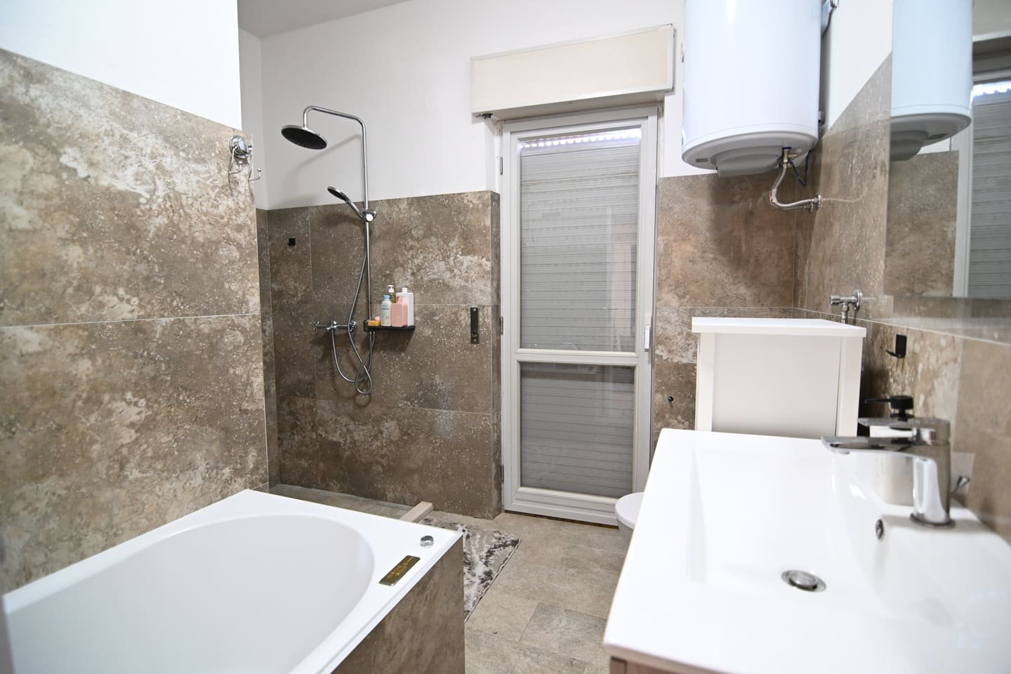 Casa indipendente su due livelli con 600 mq di giardino