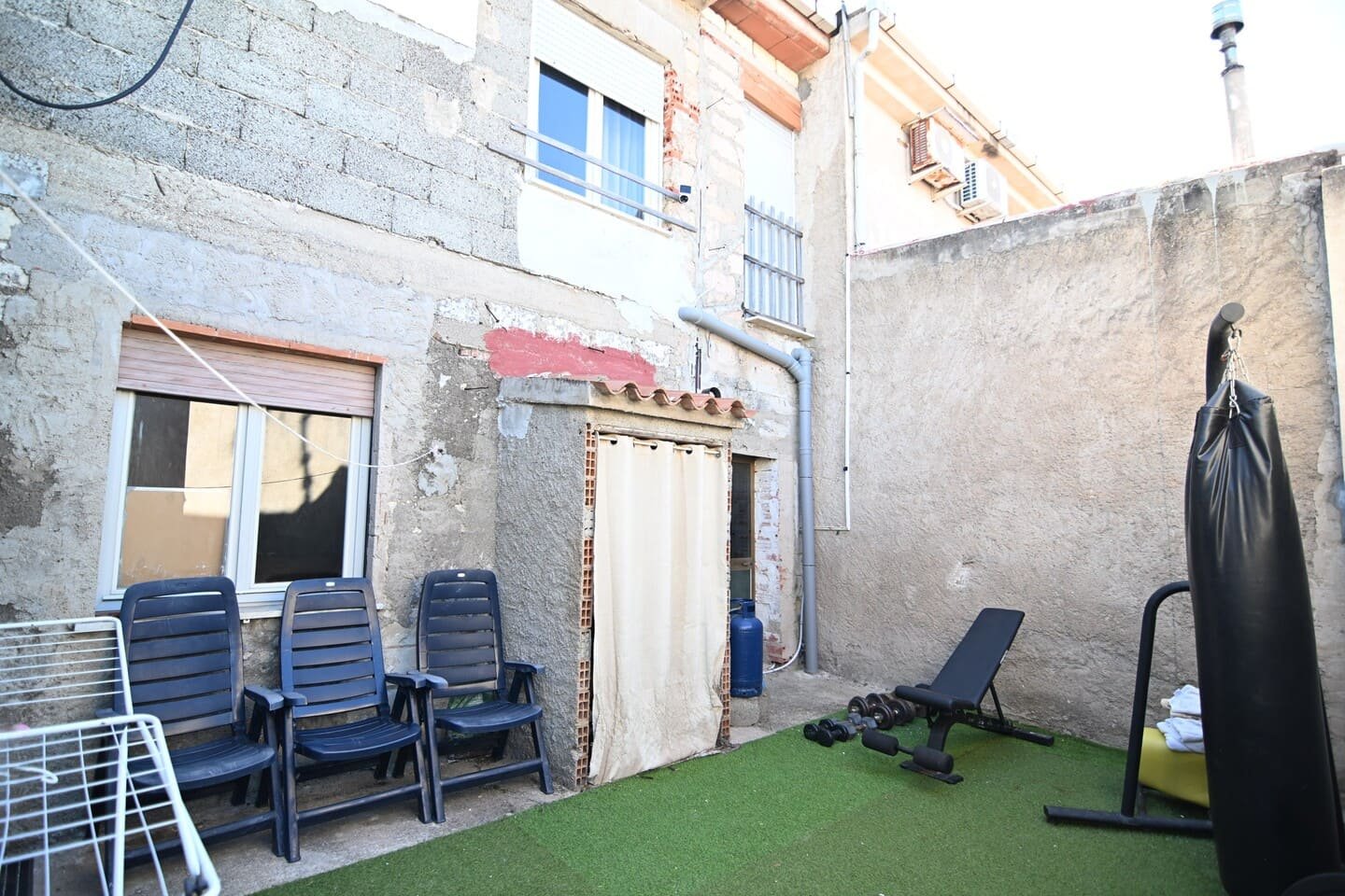 Casa indipendente su due livelli con 600 mq di giardino