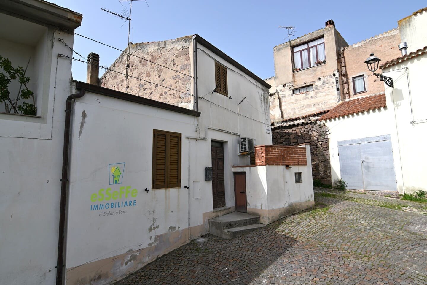 Casa indipendente bilivello affacciata su piazza