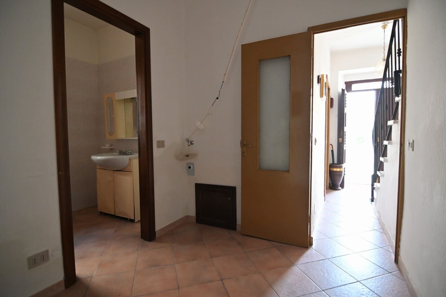 Casa indipendente bilivello affacciata su piazza