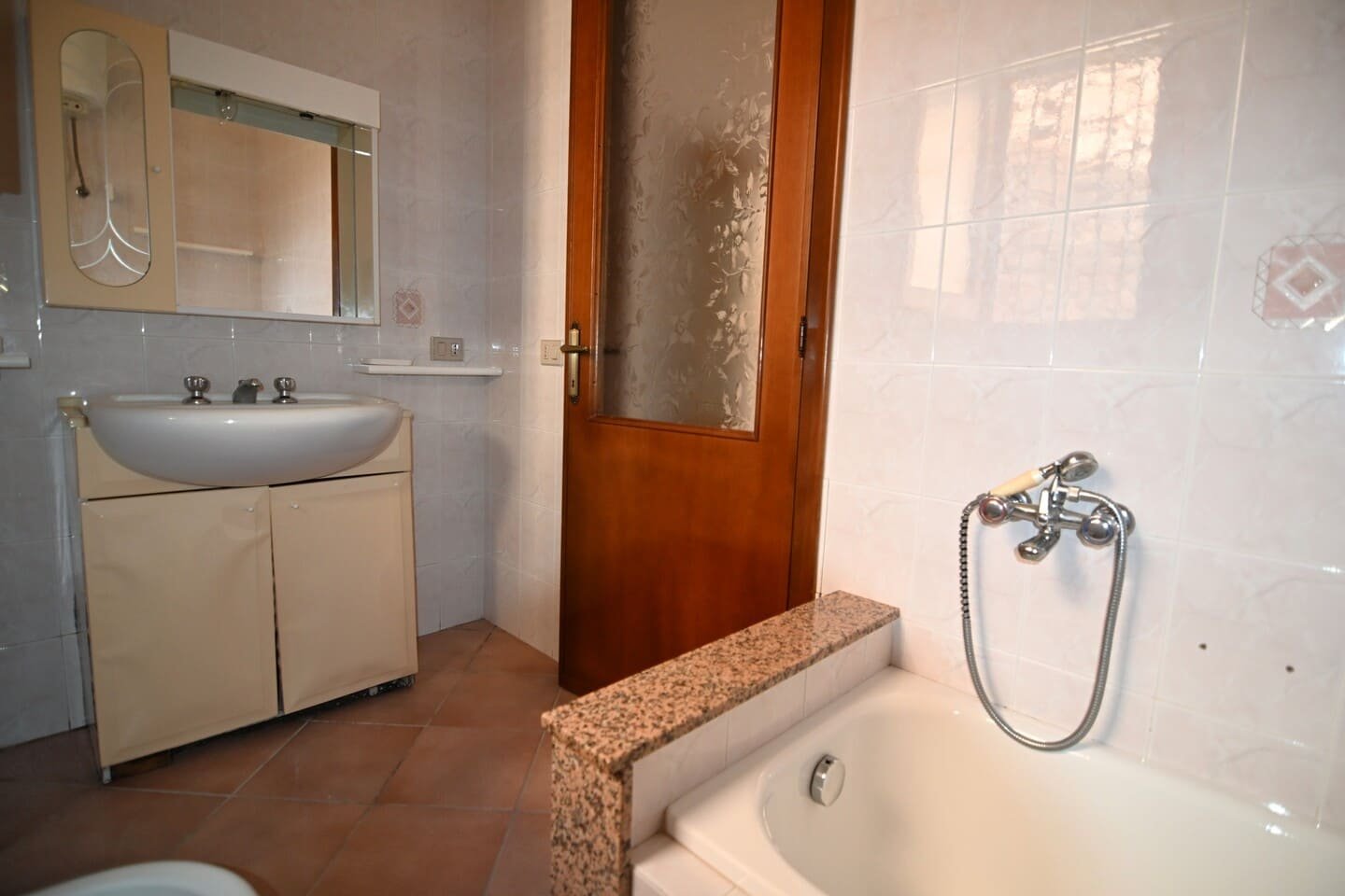 Casa indipendente bilivello affacciata su piazza