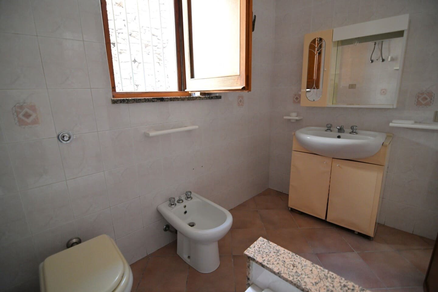 Casa indipendente bilivello affacciata su piazza